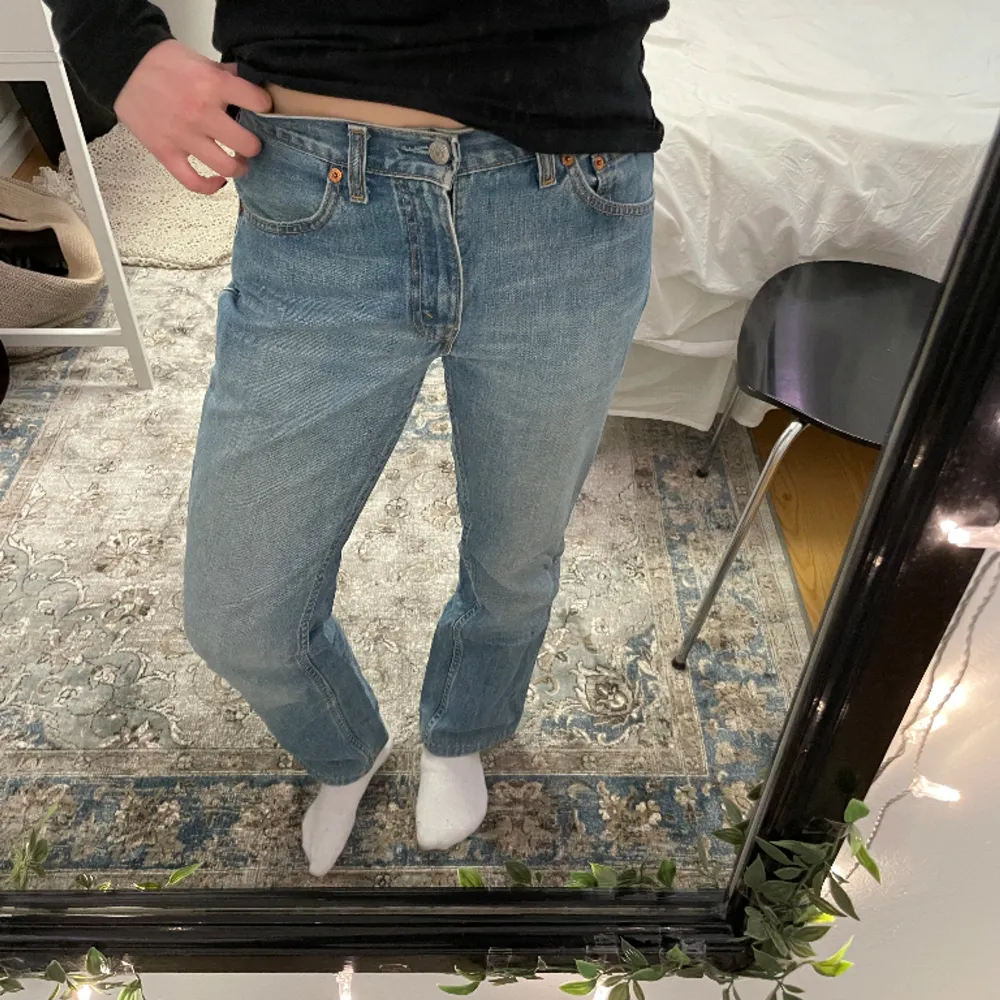 Högmidjade mom jeans i modellen ”595” från Levi’s. Storlek W31L32. Köpta second hand men bra skick! 💕💕 Midja: 38 cm (rakt över) Innerben: 73 cm. Jeans & Byxor.