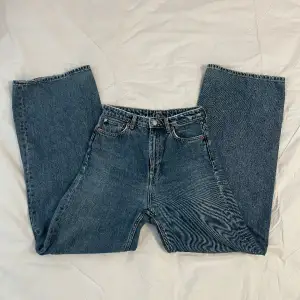 Högmidjade vida jeans i modellen ”Ace” från Weekday. Storlek W25L32. Köpta second hand och väl använda med slitage (syns på bild ovan) samt en lagad dragkedja 😊  Midja: 36 cm (rakt över) Innerben: 74 cm