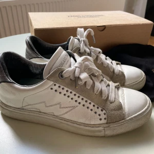 Zadig & Voltaire skor  - Säljer nu mina supersnygga och sköna Zadig skor! Perfekta till våren💖 dom är använda, men har absolut mer att ge. Säljer för 800 kr. Dustbagen följer med. Hör av dig om du har frågor 💕💕💕💕