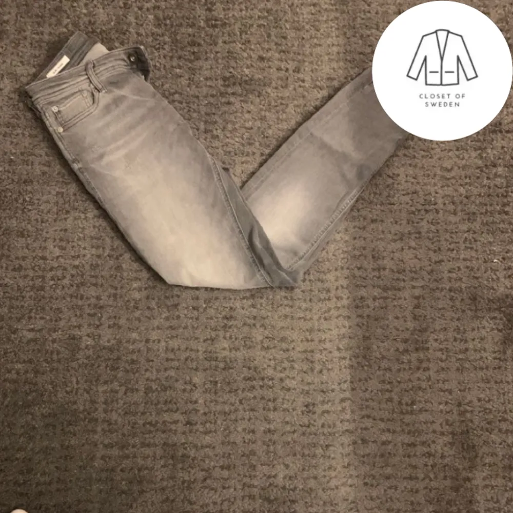 Feta Jack n Jones jeans med slitningar 🤩Skick 7/10. Benet är lite slitet men inget som märks vid användning (Bild 3) Nypris 549kr vårat pris 139kr🍾 Hör av er vid frågor. . Jeans & Byxor.
