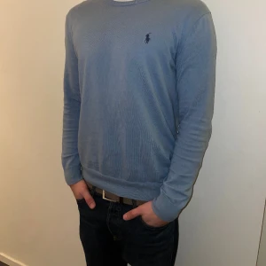 Tröja Polo  - Otroligt skön tröja från Polo Ralph Lauren. Tröjan är använd, därav ett lite lägre pris, men med detta sagt är tröjan fortfarande i fint skick.
