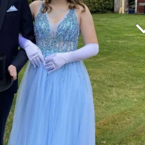 Superfin Balklänning!   - Balklänning i storlek 36, använd en gång. I mycket fint skick. Nypris 6999.  Går att få nya bilder på endast klänningen vid intresse. 