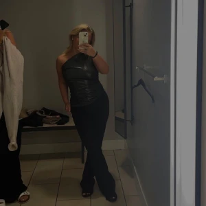 Topp - Fundera på att sälja min glitter topp från hm, använd ett par fåtal gånger så inga defekter🫶🏼  -köparen står för frakten📦🚚