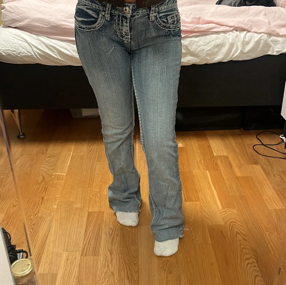 Säljer dessa jeans som är köpa här på plick men som tyvärr inte kommer till användning. Skulle säga att de passar st 25!💗. Jeans & Byxor.