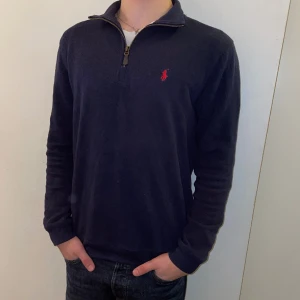 Tröja Polo Zip Up - Stilren Tröja från Ralph Lauren som funkar i alla sammanhang. Tröjan är sparsamt använd och i ett fint skick. Kombinera den en vit t-shirt eller skjorta, och du är snyggast i rummet. 