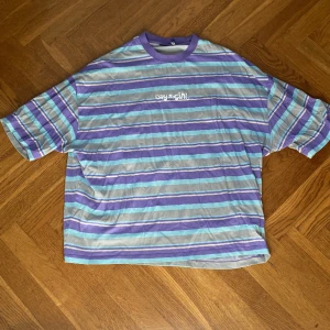 Baggy t-shirt - Riktigt fet tröja, oversize tröja. Fina färger. Perfekt för en sommardag. Använd få gånger. Bra skick!