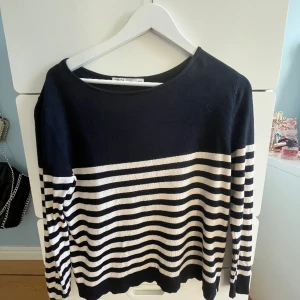 Randig marinblå tröja från ZARA - Vitrandig marinblå tröja från Zara i storleken S, använt få gånger och säljer pågrund av jag inte använder den!