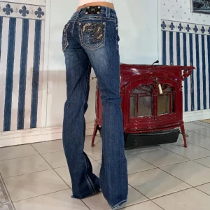 Miss me jeans intressekoll  - Två första bilderna är ifrån tidigare säljaren Tilda Adesjö. Jag har haft dessa byxor i ungefär 3 månader nu men har börjat tröttna på de. Köpte dem för 1200kr men säljer de för 800kr på grund av defekterna vid hälarna! Pris går att diskuteras