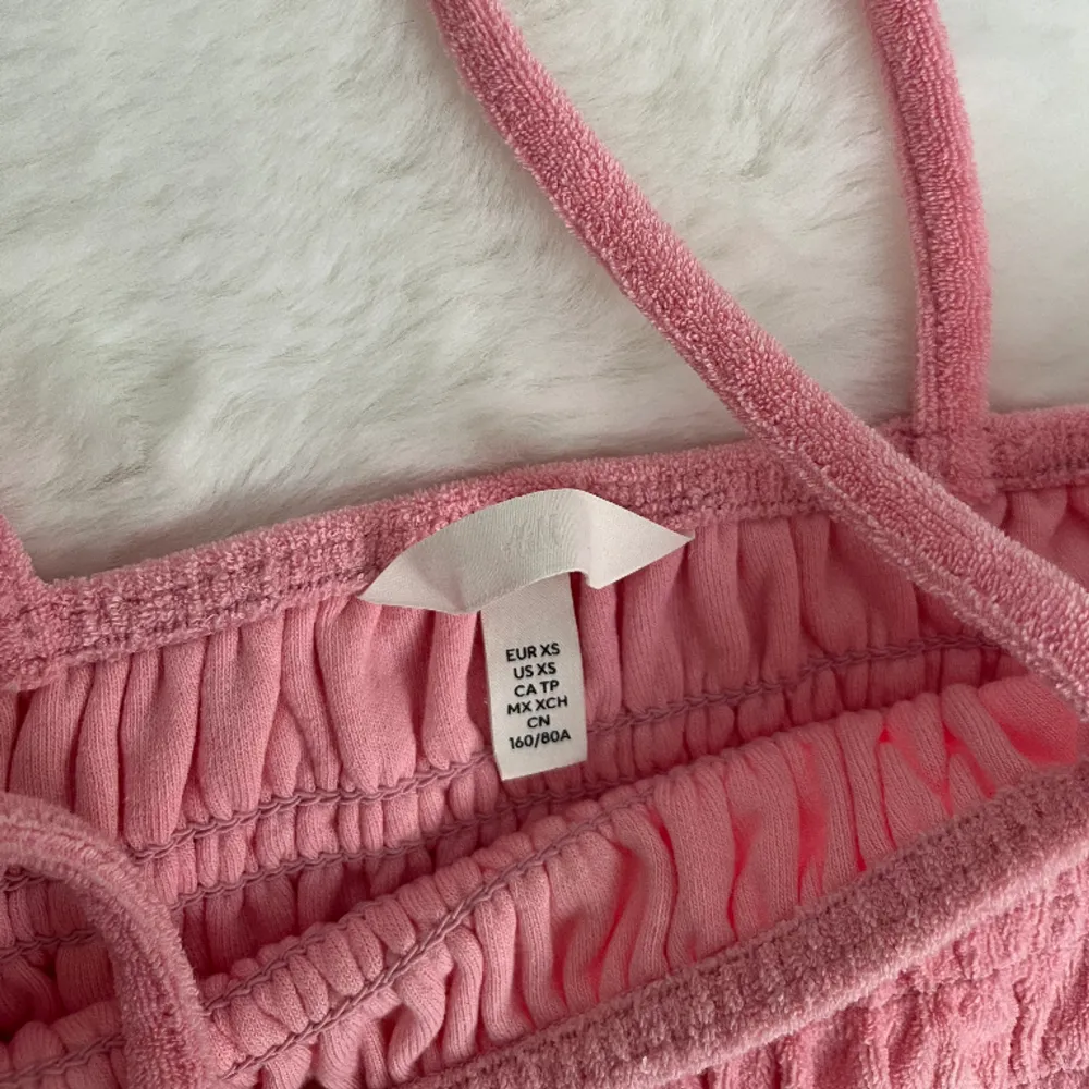 Rosa linne från H&M i storlek XS, helt oanvänd. Bara att höra av sig vid frågor🫶🏼. Toppar.