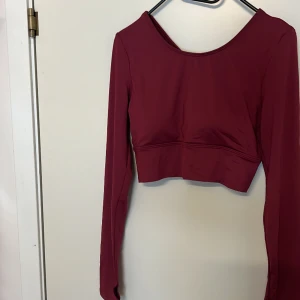 Långärmad träning tröja  - Långärmad träningströja som är går till navel 