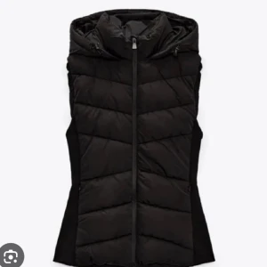 Zara väst  - Säljer min zara väst då den inte kommer till användning, nästan som ny.