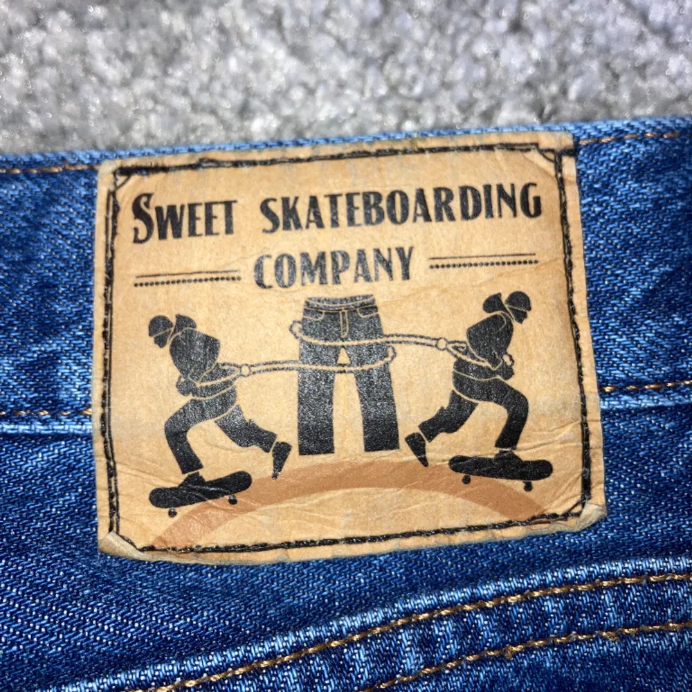 Säljer nu mina Big skate baggy jeans från Sweet Sktbs i storlek XXS då de inte är min stil längre. Det har inga deffekter förutom lappen där bak som är lite skrynklig. Köpta på Junkyard för 700kr. Hör av dig vid frågor! :). Jeans & Byxor.