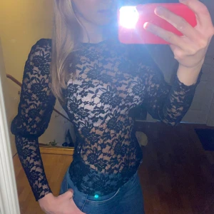 Svart spetstopp - Zara  - En jättesnygg Svart långärmad spetstopp från Zara. Har använts fåtal gånger och är i perfekt skick 