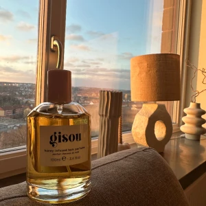 Parfym - hårparfym berikad med Mirsalehi Honey från Mirsalehi Bee Garden, formulerad för att fräscha upp och parfymera håret  Endast testsprayad