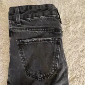 Svart/gråa jeans från Bershka i storlek 34. Modellen är ”The straight”.💓💓🙌🏻