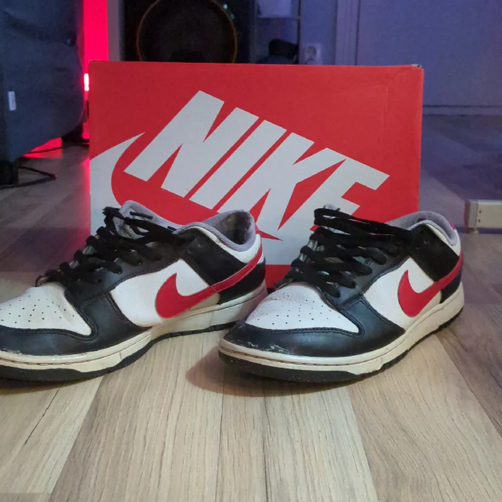 Ett par Nike dunks i ganska bra skick. Dom är ekta då jag köpte dom från nike.com föra året men nu är dom för småa för mig. Lite slitna i skon vid bakdelen men det går perfekt att gå i dom. Köpta för 1300kr men säljer dom billigt pågrund av skicket .. Skor.