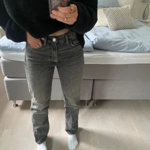 Zara mid waist straight jeans - Snygga pch populära jeans från Zara i gråsvart färg. Rak modell, knappt använda💞