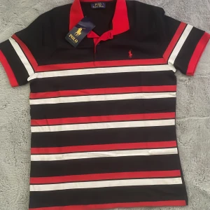 Polo Ralph Lauren - Hej, Säljer denna helt nya Polo Ralph Lauren pikén. Det står att den är i storlek L men den passar till M också för endast 249!