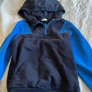 Halvzip tröja - Helt ny!! Blå och svart halvzip  146/152 storlek