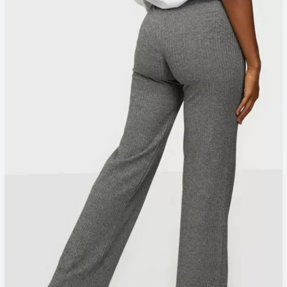 Fina gråa stretchiga byxor✨ Säljer eftersom jag inte använder dom längre. Super bra kvalitet utan defekter💘. Jeans & Byxor.