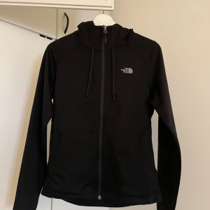 The North Face Fleece Zip Hoodie - Bra kvalitet och fint skick. Lite trång över bröstet 