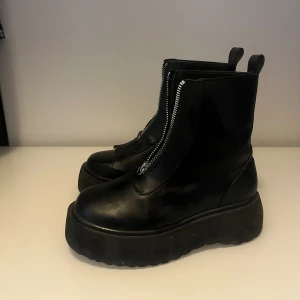 Chunky boots - Ett par chunky boots använda ca 5 gånger. Inte äkta läder. St 41