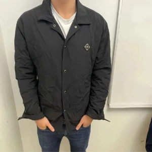 J.Lindberg jacka - Super snygg jacka från j.lindberg perfekt till våren. Skick: 9/10. (Där man hänger upp jackan är lite trasig. 