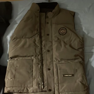 Black label grå canada goose väst pris: 1000 kr kan diskuteras  - Här en canada gooose grå black label väst oanvänd i väldigt bra skick och passar nu för vädret och sommaren som kommer 