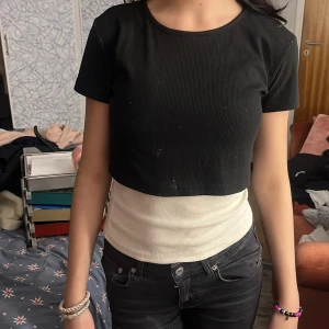 Svart t-shirt med vitt linne - Säljer dom två för 100kr, om man bara vill ha en så kan man få de för 50, har stylat det själv så det går att ta isär de, priset kan diskuteras🩷