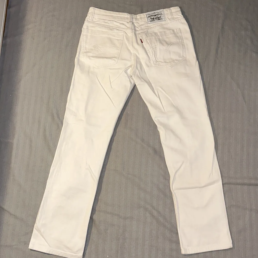 Jag har ett par riktigt sköna och snygga vita levis byxor till salu. De är helt vita och i toppskick, perfekta för sommaren. Inte en fläck på dem!!. Jeans & Byxor.