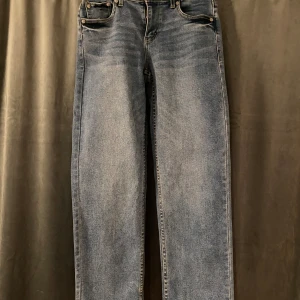 Helt nya Levis jeans - Hej! 👋  Säljer nu min Levis jeans som är storlek 13-14 år. Dem är helt oanvända för jag ångrade mig direkt jag tog av prislappen. För mer frågor hör av er👍