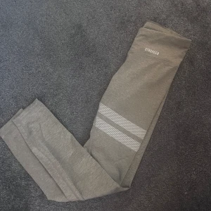 Träningtights  - Säljer dessa snygga träningstights från Stronger. I storlek xs, använt max två gånger💓