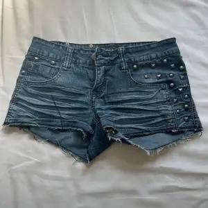 Jättesnygga detaljerade lågmidjade shorts med nitar som inte kommer till användning. Från Pepe jeans. Storlek s💕