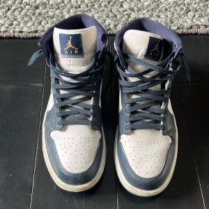 Jordan 1s - Marinblå och vita Jordan 1s i storlek 43, använda men ändå ett bra skick. Box tillkommer och även vita skosnören som dock är använda. Vid frågor eller mer bilder så är det bara att skriva.  Går att förhandla vid snabb affär:)