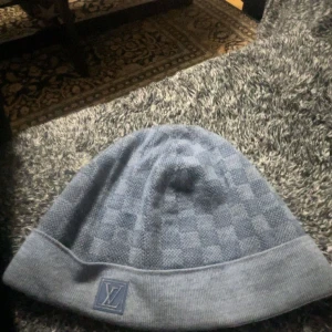 LOUIS VUITTON MÖSSA LIMITED EDITON - Säljer denna Louis Vuitton mössa för rimligt bra pris. Skick 9/10 inga skador eller missfärgning modellen är själv lite mörk i verkligheten. Denna mössa såldes för ett par år hos Louis Vuitton och är nu slutsåld och svårt få tag på. Självklart äkta.