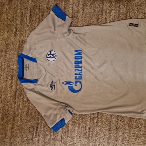 Umbro 18/19 Fc Schalke 04 - Schalke tröja i ny skick. Använd ca 5 gånger och är i stolek 168. Pris kan sänkas vi snabb affär!