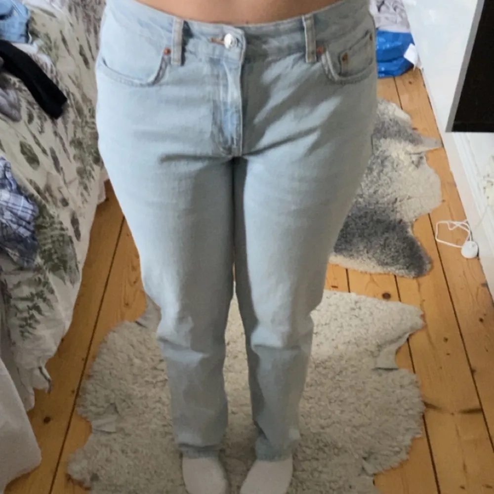 Gina’s perfect jeans i storlek 36/S🫶🏻💕 knabbt använda utan har mest bara hängt i garderoben.. Jeans & Byxor.