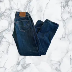 Ett par mörk blå Levis jeans i storlek W28 L32✅🎉 Skick 10/10 använda men inga defekter eller hål över huvud taget 🤗 Modell 501  Köpta för 1,200 för mer frågor och funderingar kom privat 🤗🎉