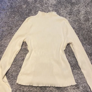 Ribbad tröja  - Använd ungefär 2 gånger, Ribbad krämig vit tröja från H&M i storlek M , väldigt stretchig och skön.🤍