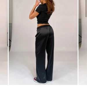 Byxor från Venderbys - As snygga svarta satin byxor från Venderbys som tyvärr är lite för korta på mig som är ungefär 1,71.. därav aldrig använda! Denna storlek är slutsåld på hemsidan 🖤🖤nypris: 400kr