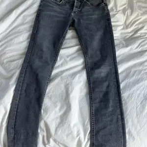 Säljer mina dondup george jeans. Storlek 29 passar 165-170. Väldigt bra skick inga tecken på användning!  Bara att skriva om du har några frågor. 