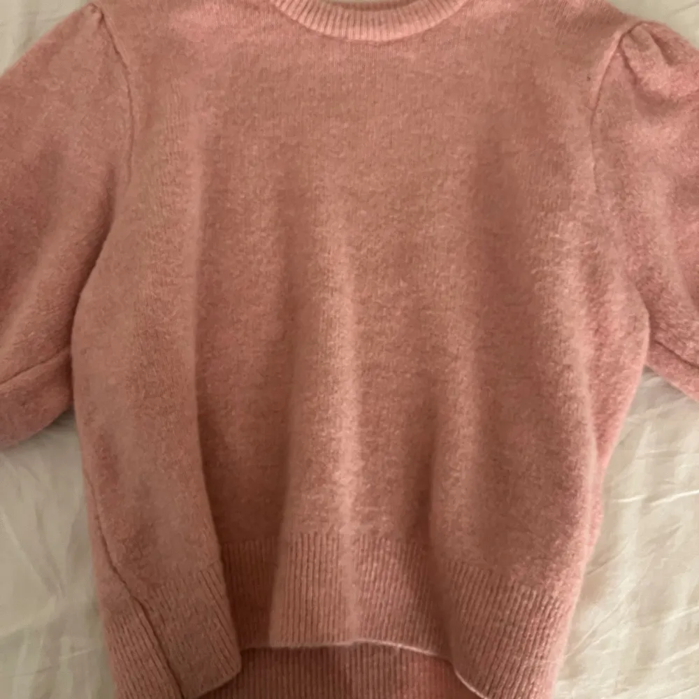 Rosa trekvartsärm tröja från Gina tricot. Storlek L. . Stickat.