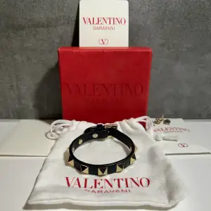 Valentino armband, skick 9,5/10, alla tillbehör så som box dustbag extra nitar och kort, bara att höra av er privat vid funderingar🙌