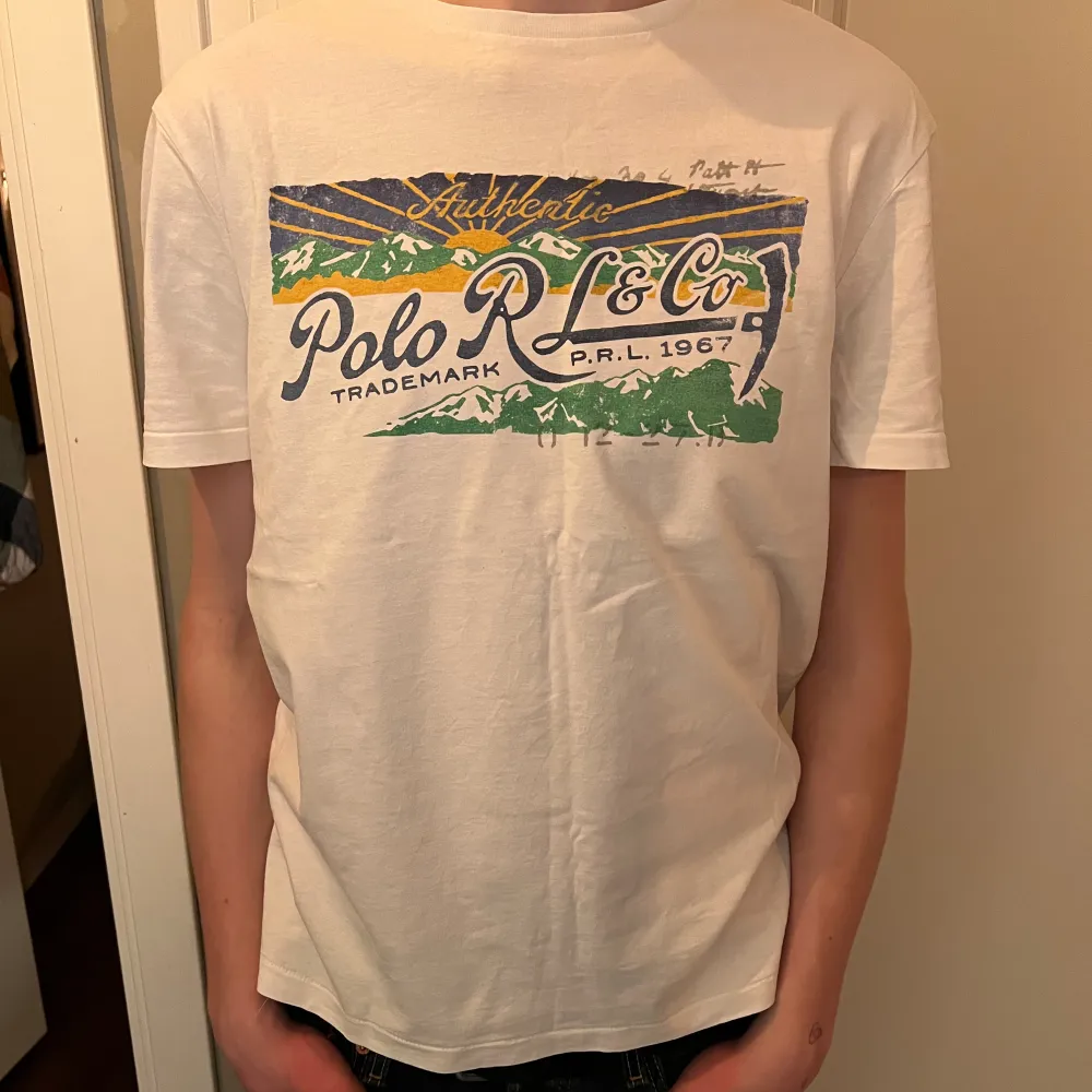 Ralph lauren t-shirt med skönt tryck. Tröjan är i storlek L, som ny och har inga defekter. Säljer den endast för 399 kr! Hör av dig!. T-shirts.