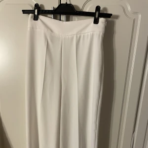 Vita kostymbyxor  - Från zara, storlek xs