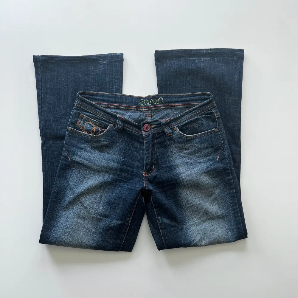 Vintage lågmidjade bootcut jeans från Strut. Midjemått: 78 cm. Innerbenslängd: 72 cm. Inga defekter. Modellen är 167 cm lång. Skriv privat för mer bilder och mått 💘. Jeans & Byxor.