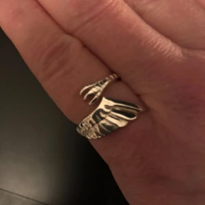 RING GULD - Gullig Maria Nilsdotter ring i justerbar storlek! Använd någon enstaka gång och passar inte min stil! 