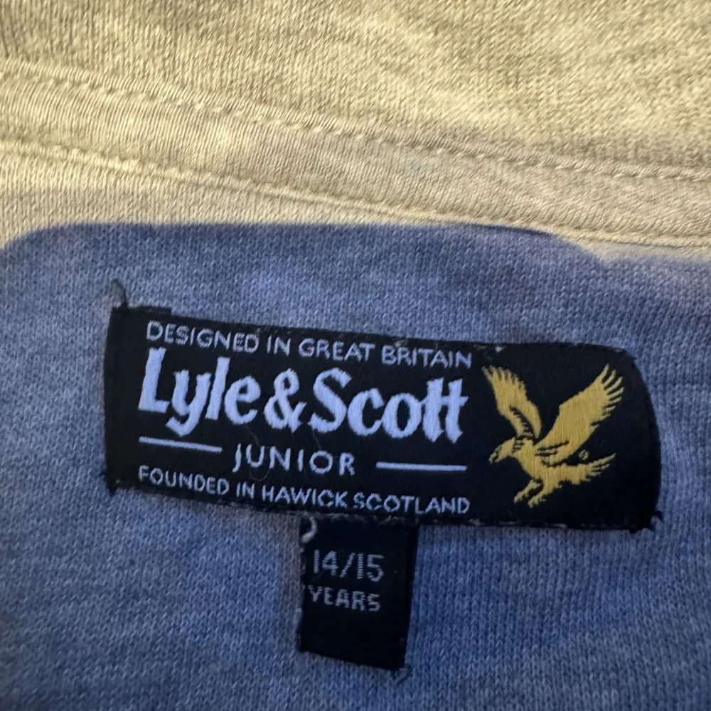 Lyle scott zip tröja, bra skick, lite skrynklig men går att fixa, storlek S/M, pris går att diskutera . Hoodies.