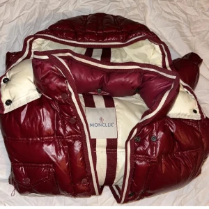 Moncler jacka - Röd Moncler jacka sällsynt modell. Skick 7/10 bra kvalitet, storleken skulle jag säga är 36. Köpt här på Plick för ungefär 2 år sedan så har inget kvitto eller liknade därav priset. Billigare vid snabb affär, frakt ingår💘