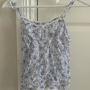 Linné somrigt  - Coquette linne från hm lappen bortklippt då den skavde. Storlek XS men skulle snarare säga XXS.